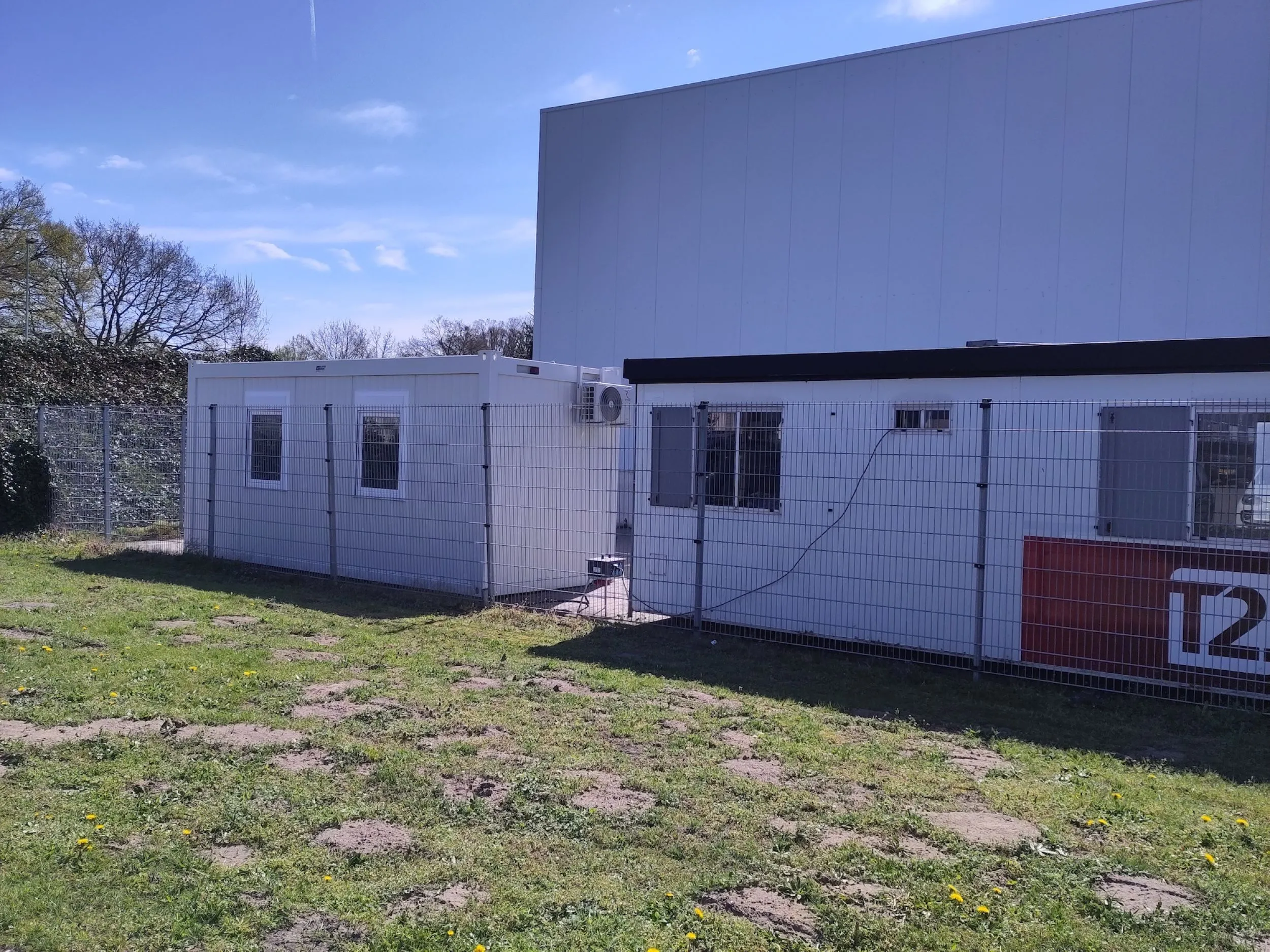 Kantoor unit naast gebouw
