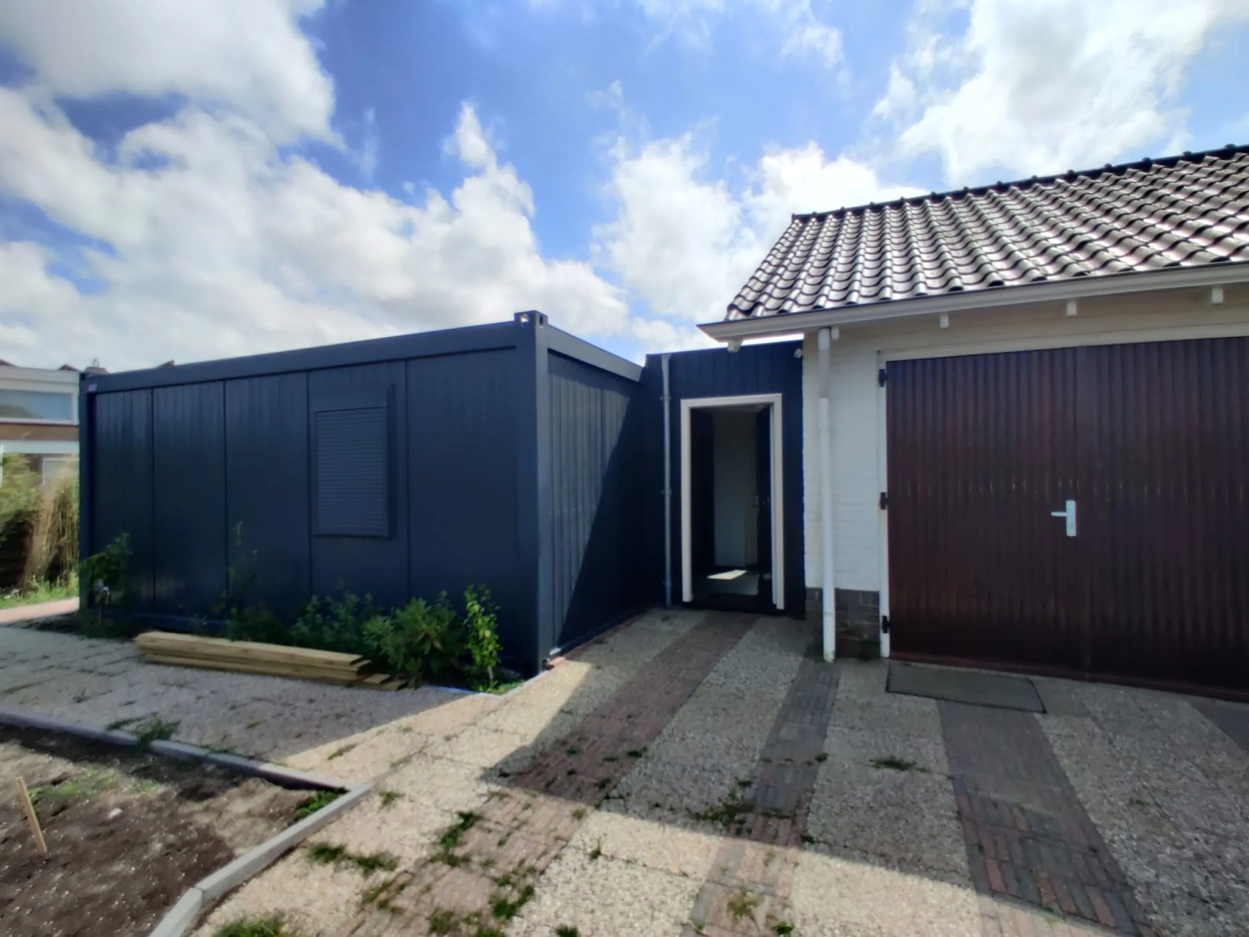 Kantoor unit naast schuur