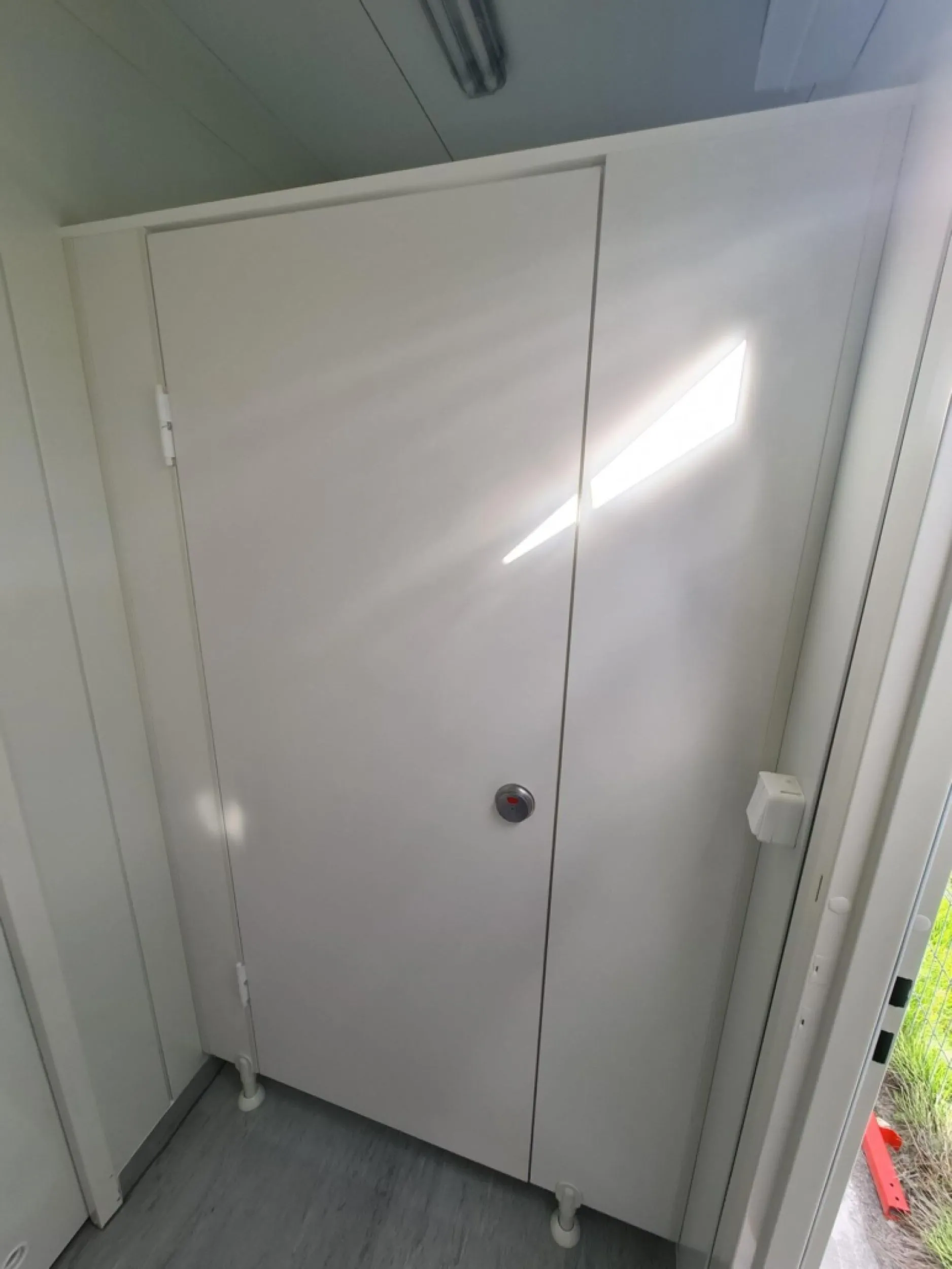 Sanitair unit binnen deur