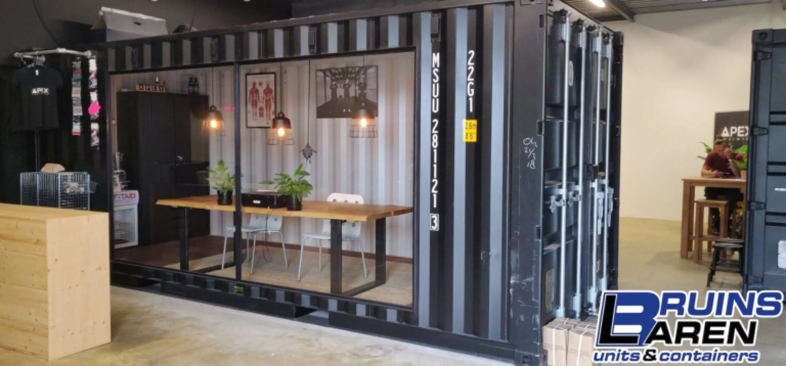 Zeecontainer met glas en badkamer