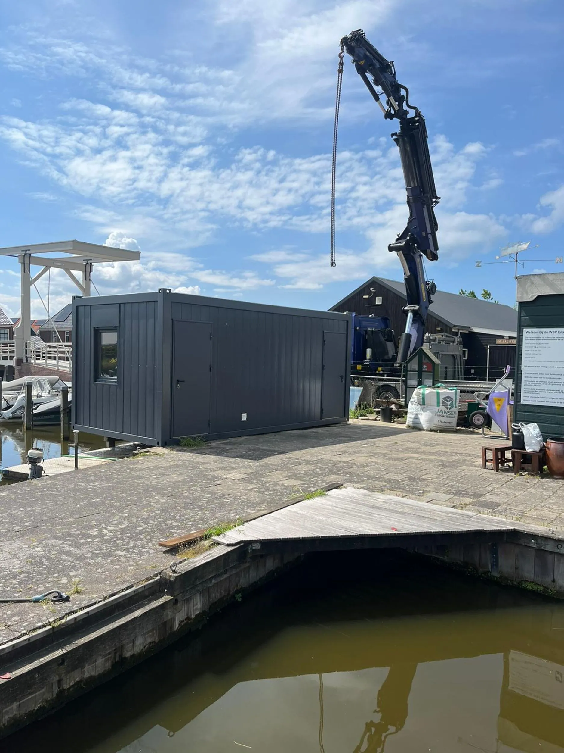 Kantoor unit naast hijskraam