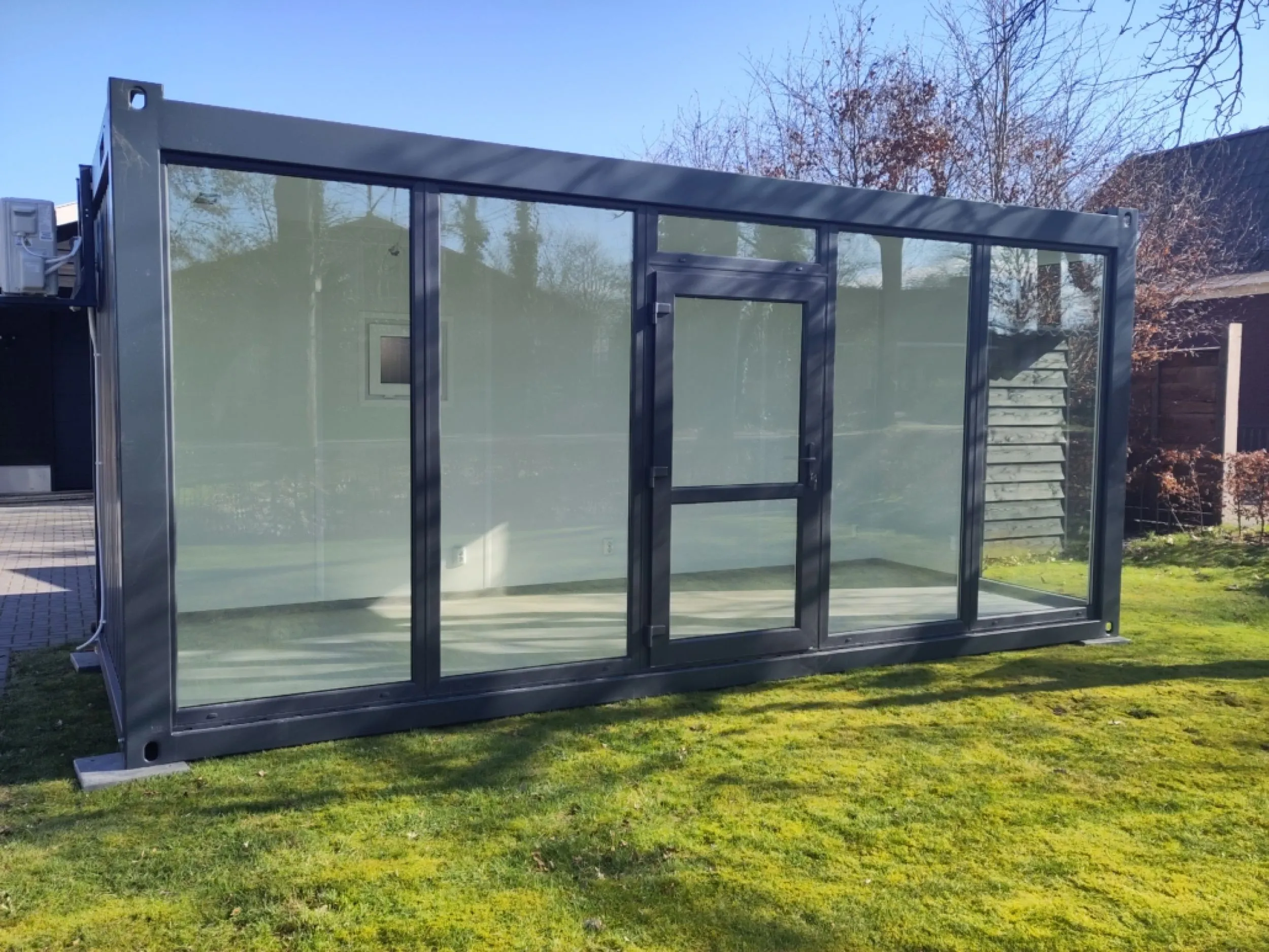Kantoorunit met ramen en tuin