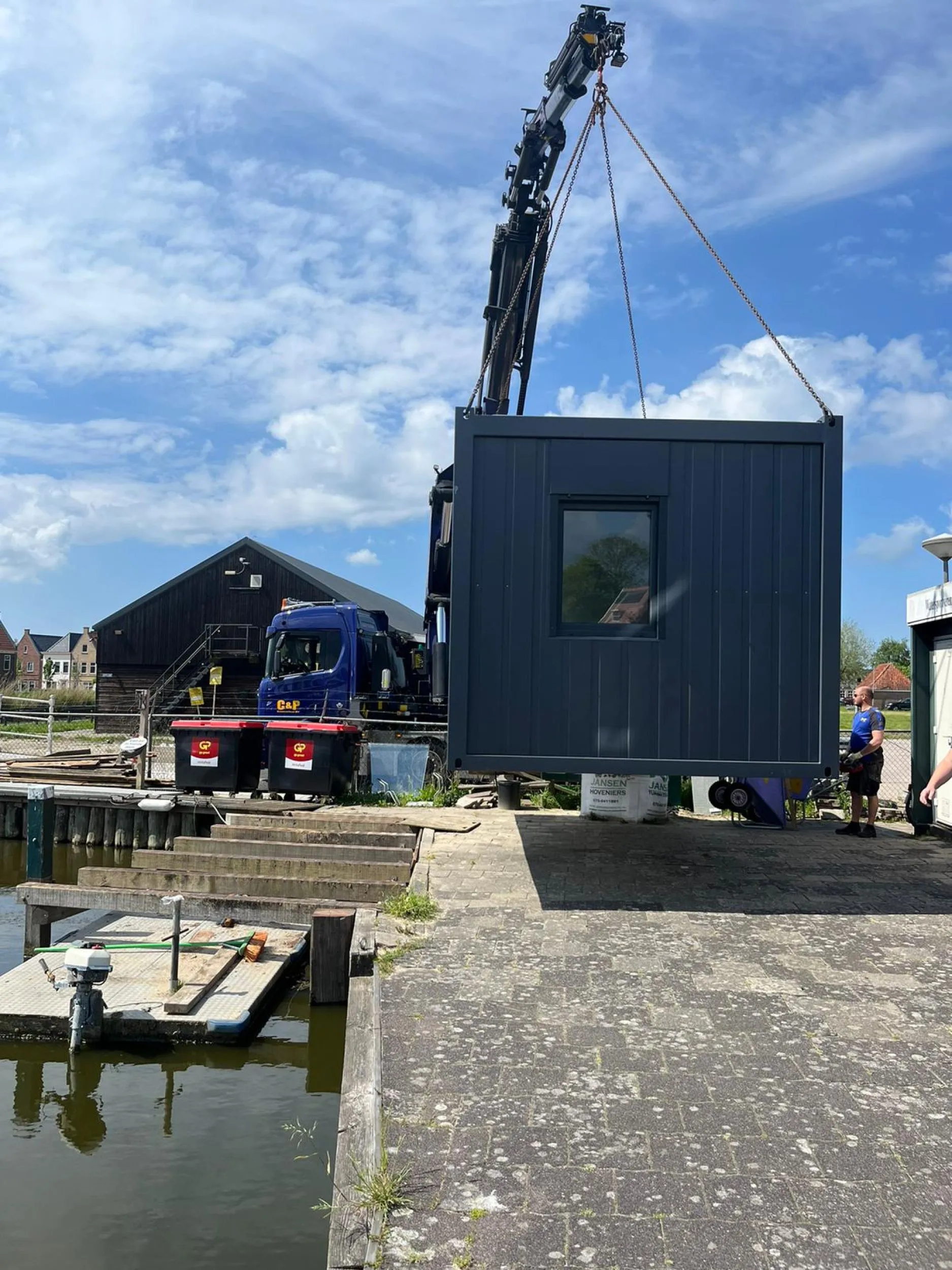 Kantoor unit naast hijskraam