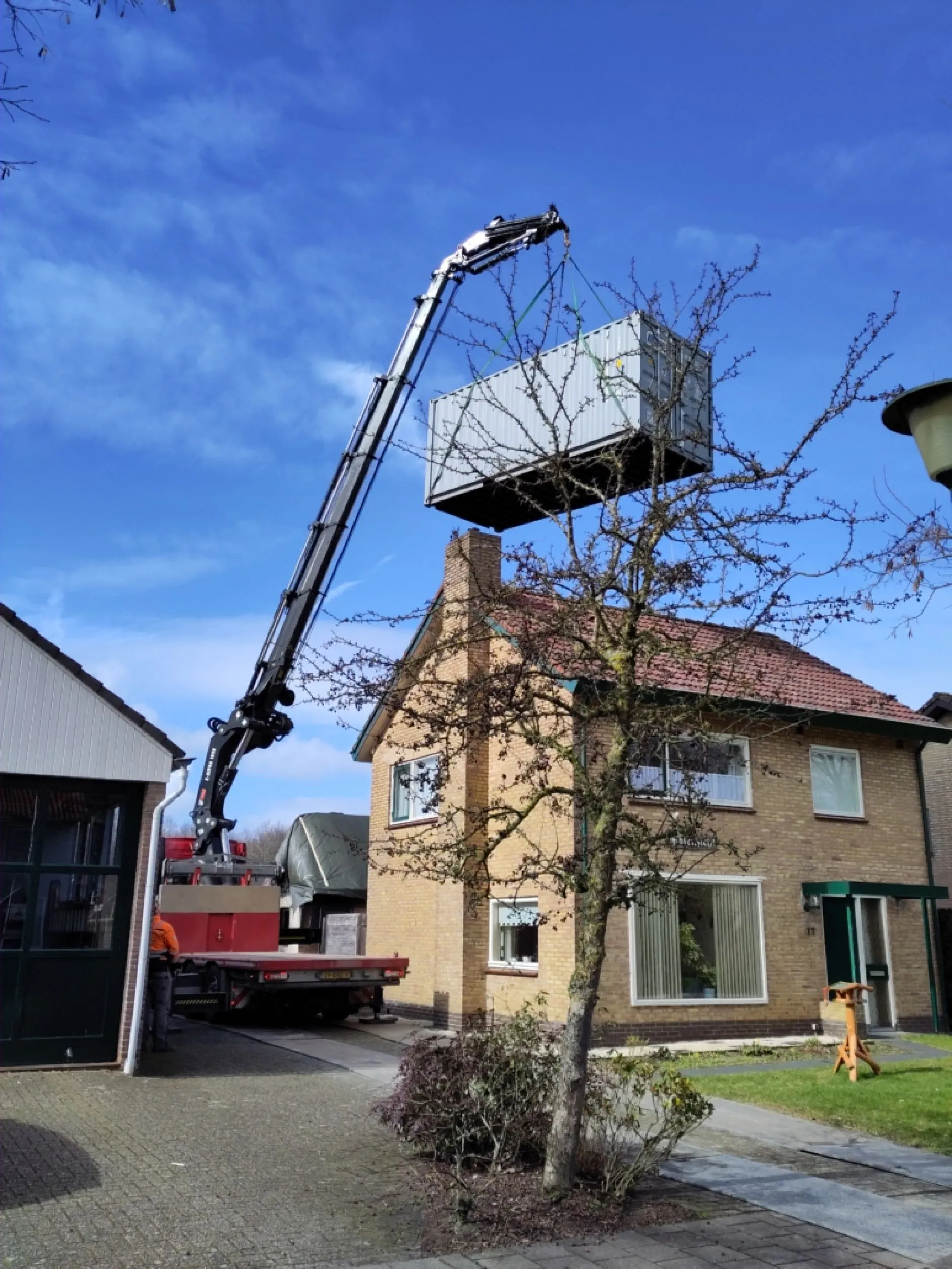 zee container aan hijskraam